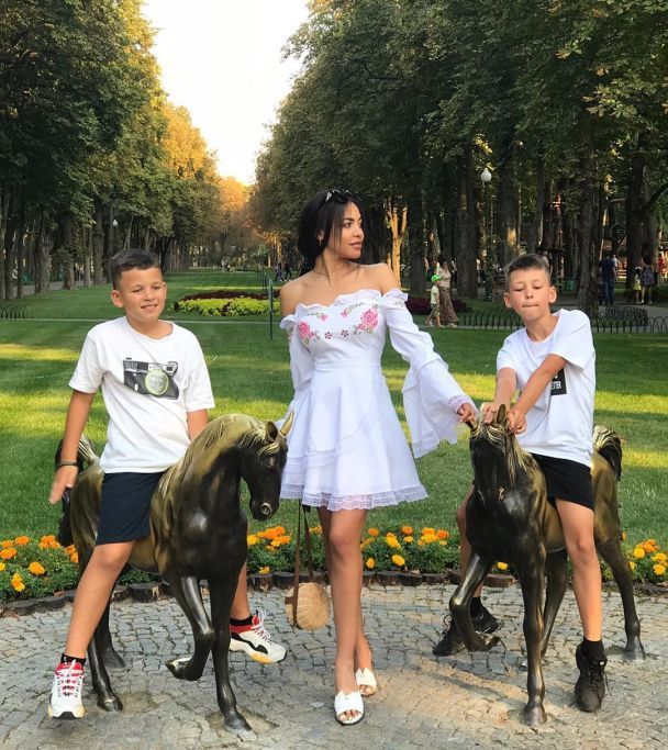 Полина Ололо с сыновьями Марком и Платоном / © instagram.com/polina_lola