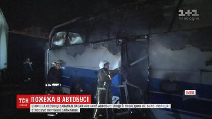 На автостоянці в спальному районі Львова згорів автобус