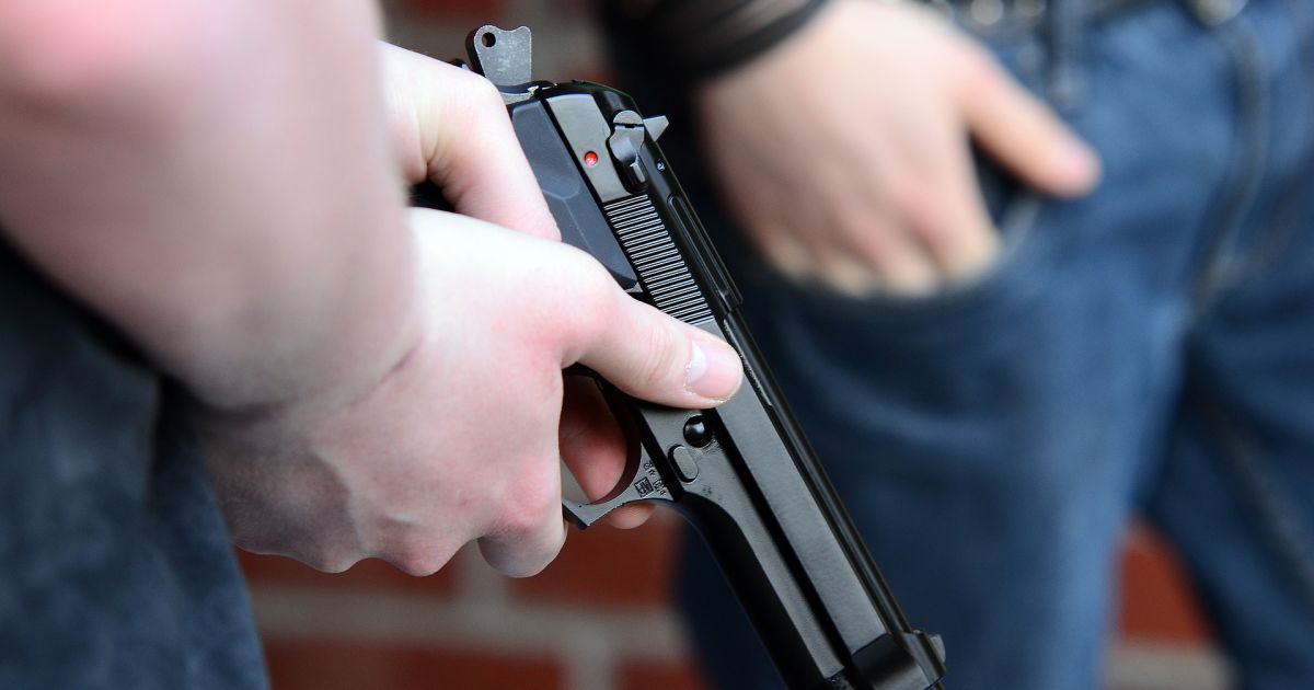 У центрі Києві чоловік без маски через зауваження в аптеці здійняв скандал і стріляв із пістолета