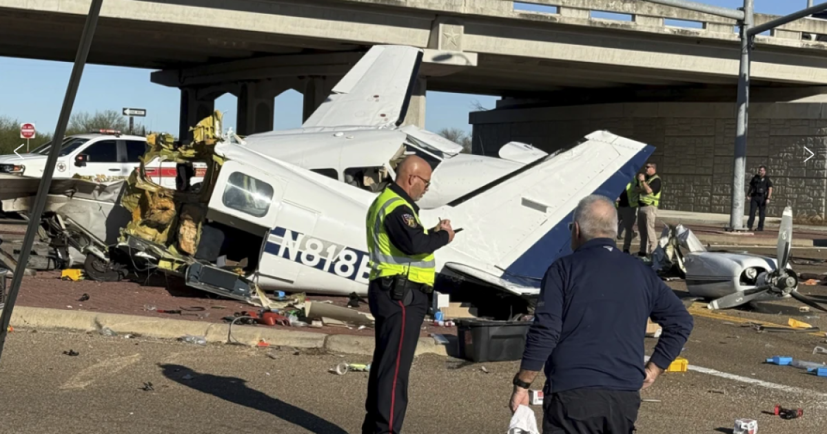 Двухмоторный самолет упал на трассу в Техасе