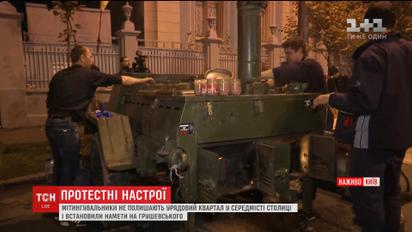 Ліжники та гречка з тушонкою: мітингарі готуються до ночівлі у наметовому містечку