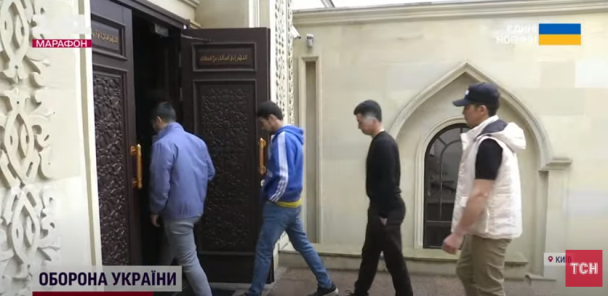 Люди сходяться до мечеті для молитви