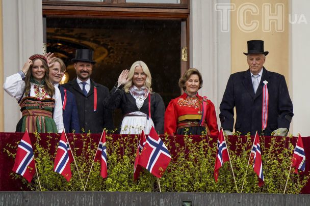 Принцеса Інгрід Олександра зі своєю родиною – батьками, а також дідусем-королем і бабусею-королевою / © Associated Press