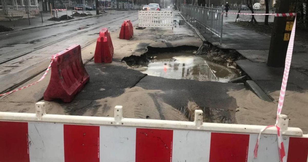 В Києві сталася аварія на мережах водопостачання: у напрямку Куренівки обмежено рух