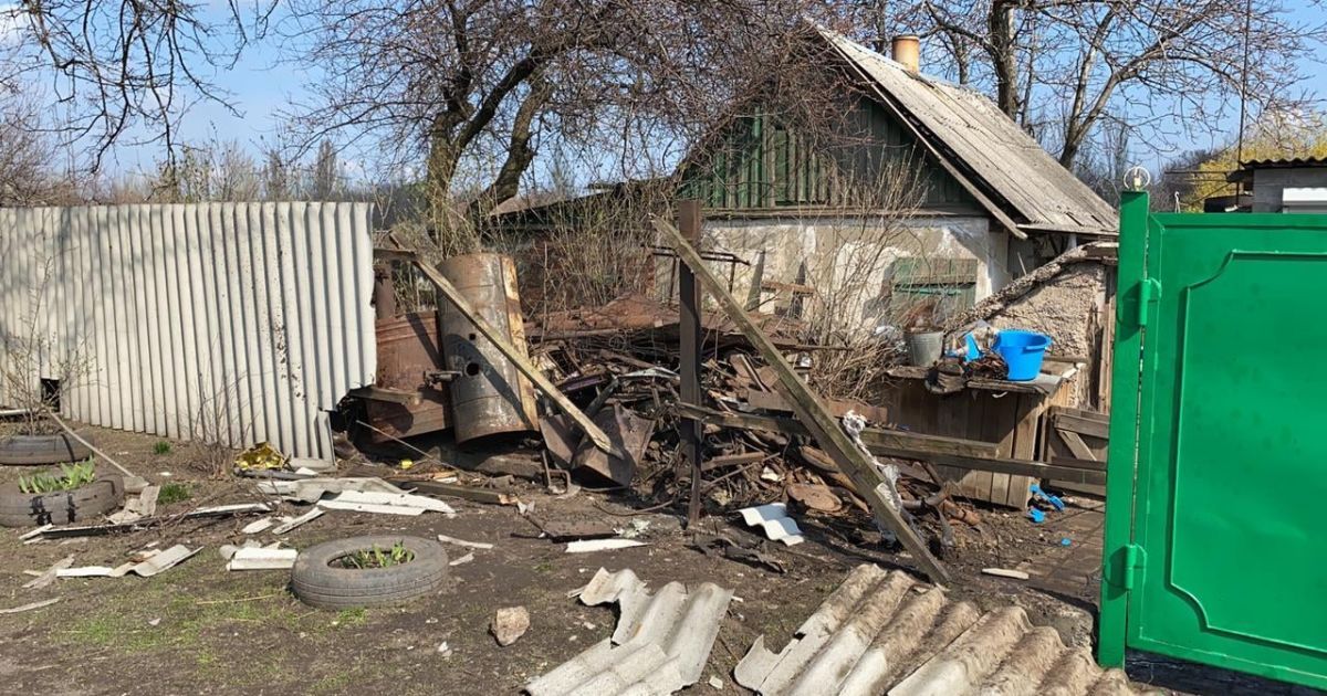 Бойовики обстріляли ракетами приватний будинок на Донбасі (фото)