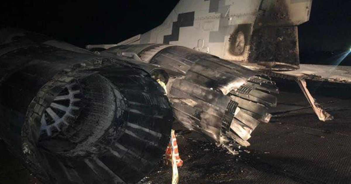 Автомобіль влетів у військовий літак під Києвом