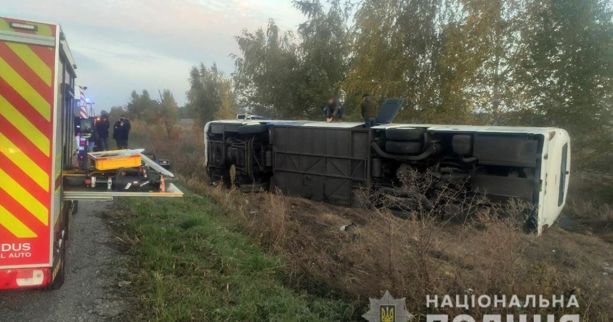 У Полтавській області автобус з повним салоном пасажирів перекинувся: постраждало багато людей (фото)
