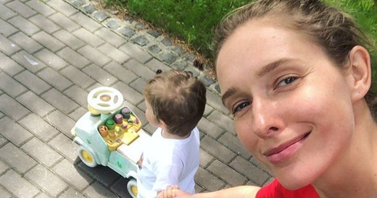 Ненакрашенная Катерина Осадчая показала, как с сыном машину водила
