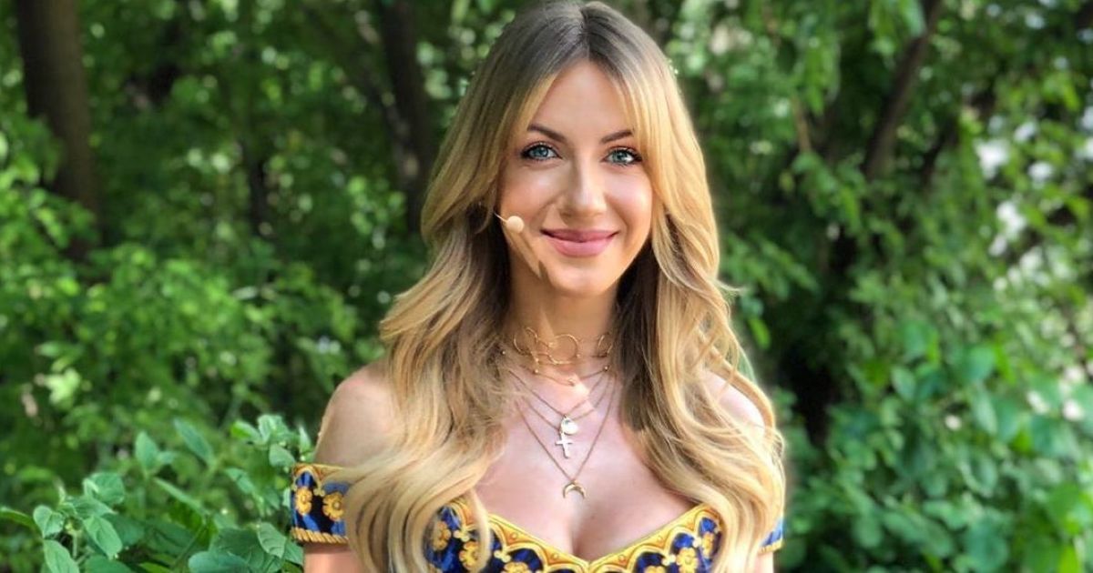 Леся Никитюк показала, как перешила мамино платье 34-летней давности