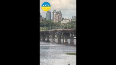 С моста Патона в Киеве сыплются камни в воду: видео