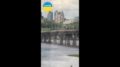 С моста Патона в Киеве сыплются камни в воду: видео