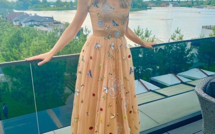 В платье с жуками и стрекозами: Катя Осадчая продемонстрировала эффектный лук