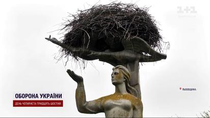 Декоммунизация подождет: советский памятник во Львовской области сохранят из-за гнезда черногузов