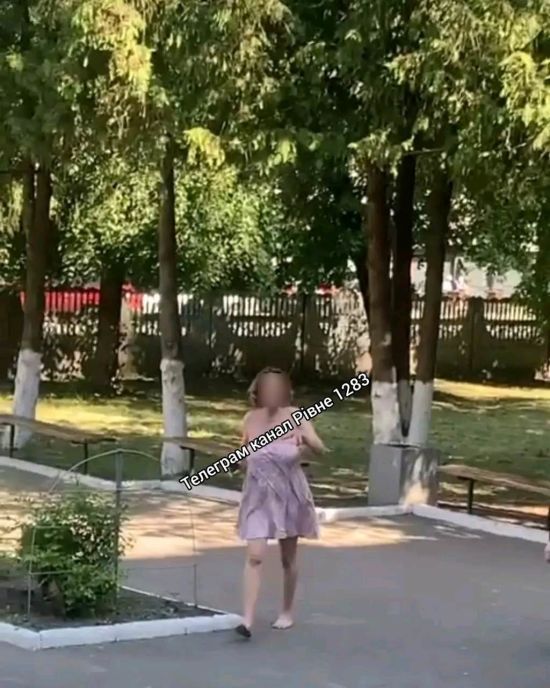 У Рівному на вулиці жінка роздягнулась та станцювала перед студентами: її зняли на відео