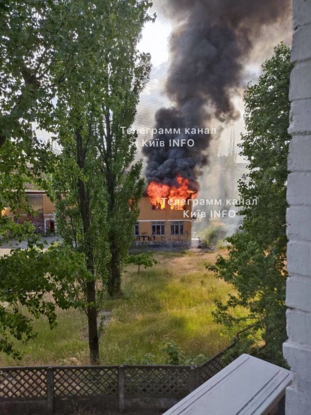 У Києві спалахнула будівля, пожежа охопила площу у 100 квадратних метрів / фото із соцмереж / ©