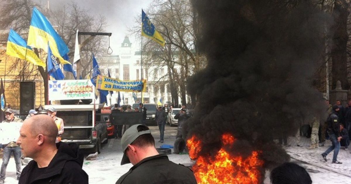 В Автомайдане раскрыли настоящих организаторов поджога шин на Банковой