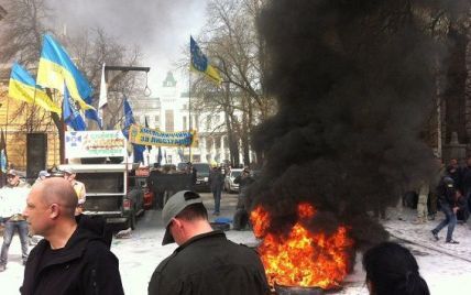 В Автомайдане раскрыли настоящих организаторов поджога шин на Банковой