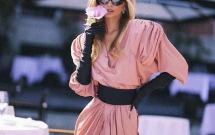 В стиле 90-х: Фрида Аасен снялась в платье с объемными плечами