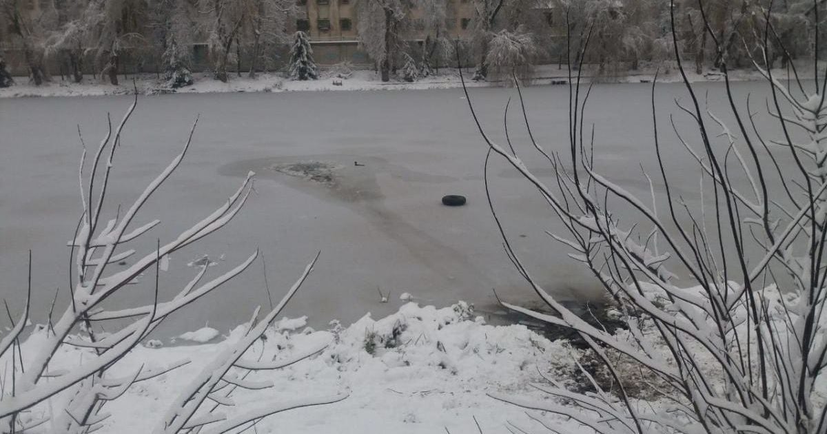 Водій пожежної частини у відпустці врятував горе-рибалку, що на його очах провалився під лід