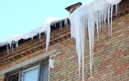 У Києві після снігопаду утворилися небезпечні бурульки: як вберегтися