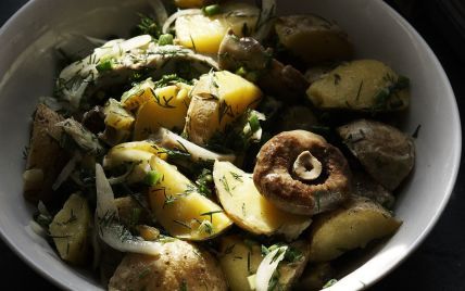 Селянський салат з картоплею та груздями до вечері