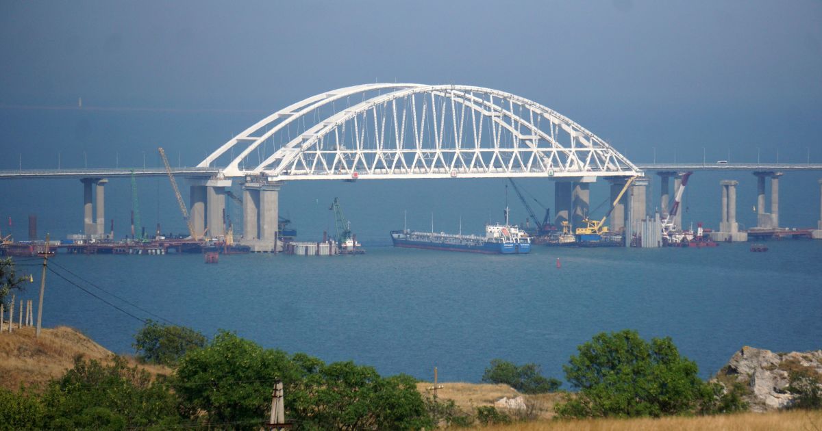 Росіяни після вибухової ночі в Криму перекрили Керченський міст