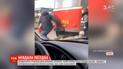 В Харькове кондуктор ударила зачепера ногой по ягодицам