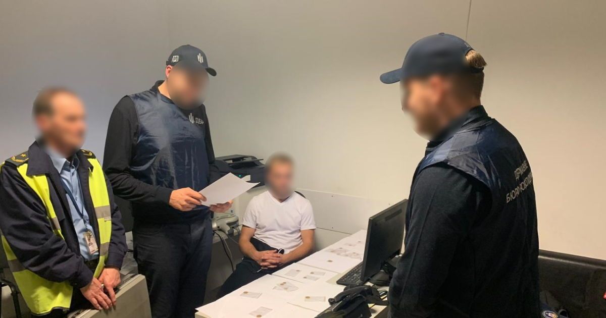 Посадовця митниці "Борисполя" впіймали на контрабанді рідкісних монет