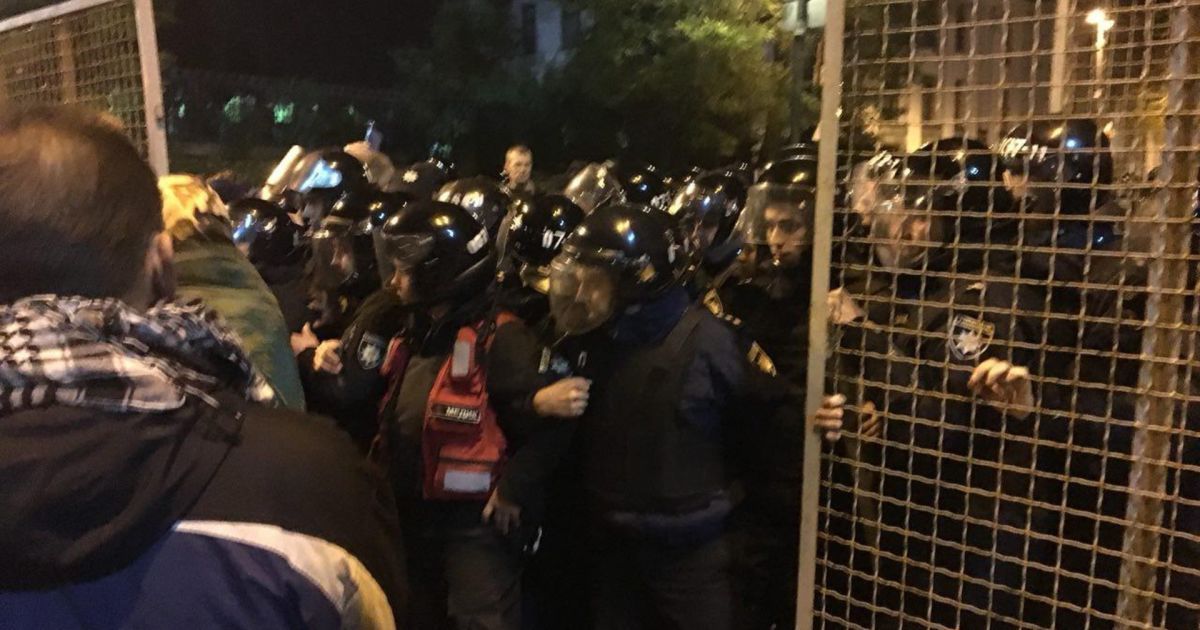У Києві мітингувальники і правоохоронці поштовхалися через паркан
