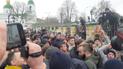 Перепалки під Лаврою не вщухають: поки комісія не може зайти до храмів, з них у пакетах виносять ікони