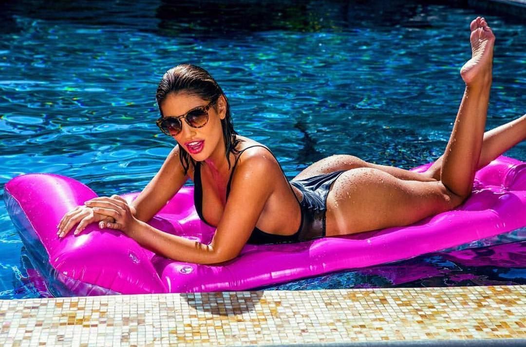 Олар оның өзін еркелетіп жатқанын видеоға түсіріп алған.