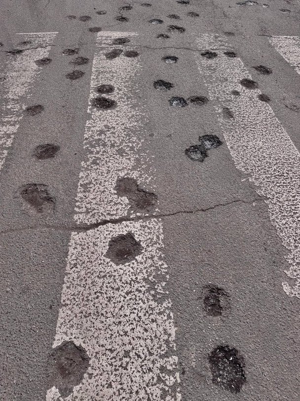Изуродованный асфальт в Днепре / © Борис Філатов