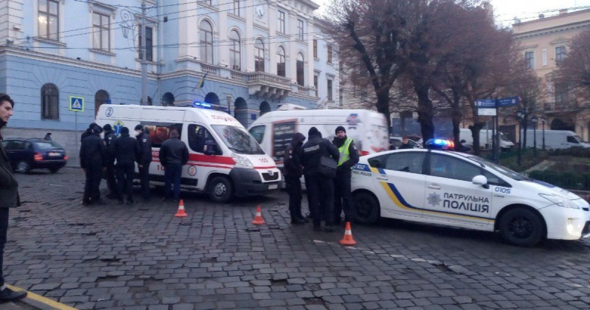 В центре Черновцов патрульные сбили женщину, которая перебегала дорогу