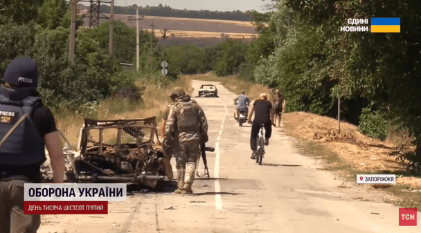 Спалені авто та антидронові сітки: росіяни полюють на людей вздовж трас — моторошні наслідки (фото, відео)