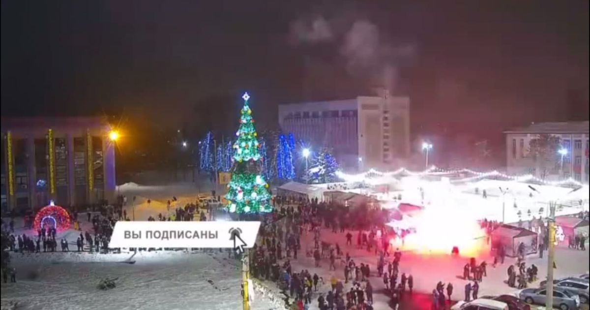 Устроили адское шоу: в Каменском фейерверки летели в толпу и взрывались (видео)