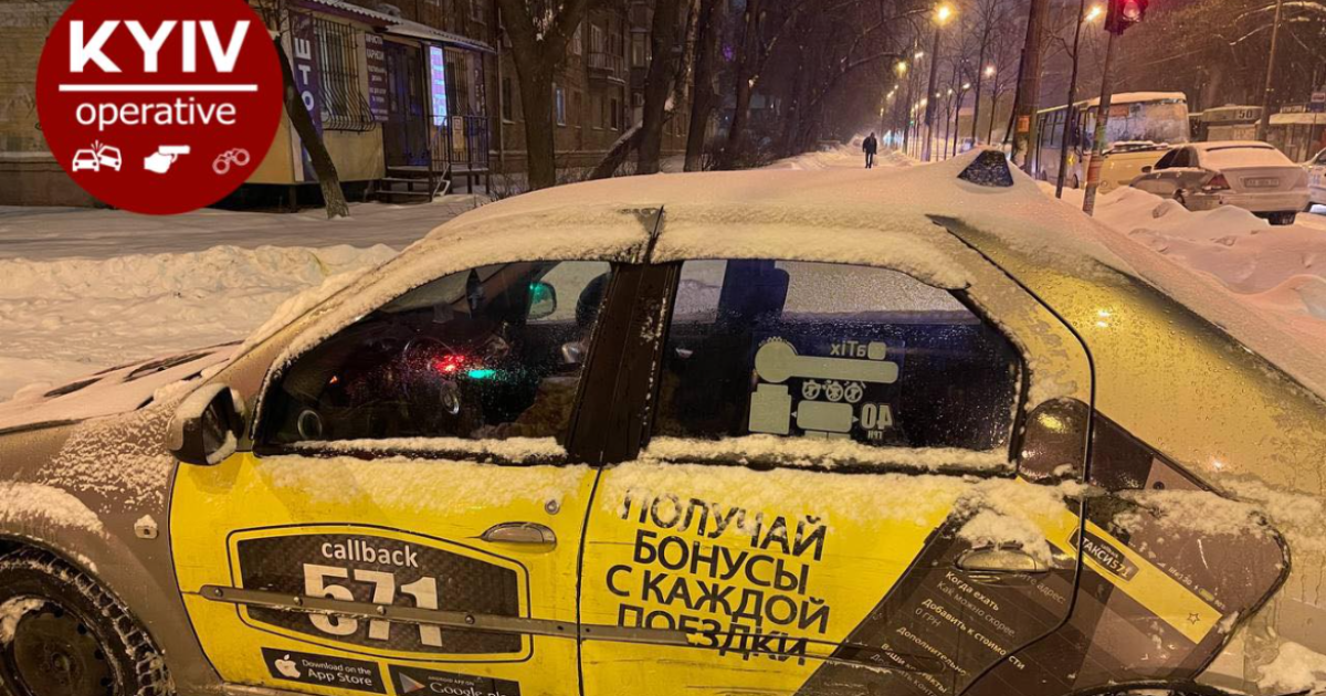 У Києві п'яний таксист на побитій автівці влетів у Mercedes та в автобус