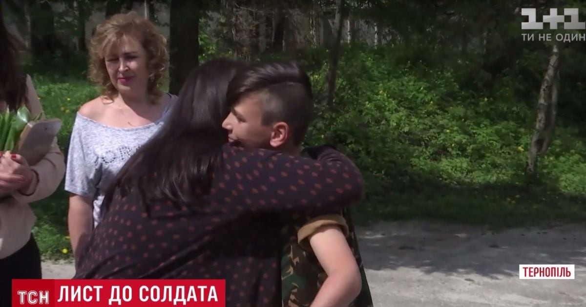 До сліз: вдова добровольця АТО зустрілася з дитиною-автором листа, який носив її чоловік