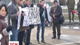 В годовщину оккупации Крыма переселенцы провели акцию протеста перед посольством РФ