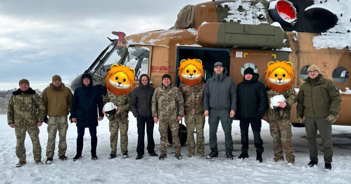 Володимир Кличко та «Українська команда» привезли льотчикам бригади ім. Сікорського шоломи для пілотів