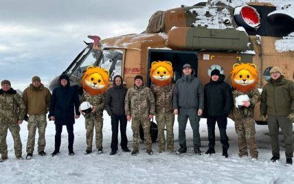 Владимир Кличко и «Украинская команда» привезли летчикам бригады им. Сикорского шлемы для пилотов