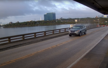 У США водій Hyundai на швидкості зніс шлагбаум та перестрибнув через розвідний міст: відео