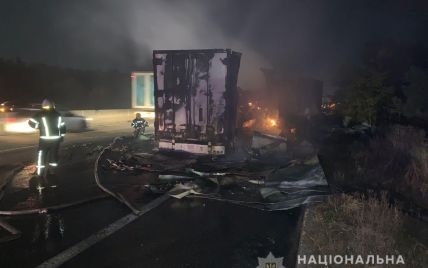 Врезался в припаркованный грузовик и сгорел заживо в кабине: на трассе в Одесской области в жуткой ДТП погиб водитель фуры