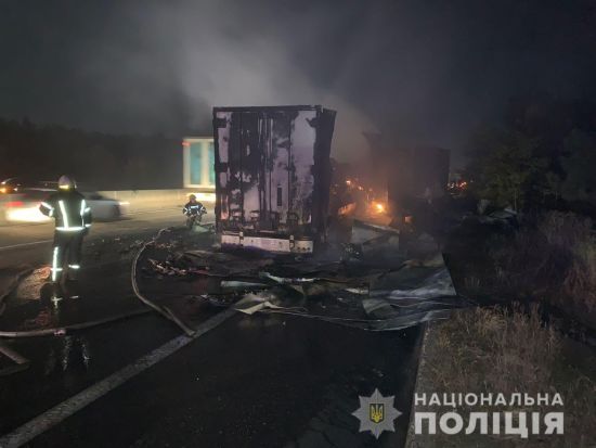 Врізався у припарковану вантажівку і згорів живцем у кабіні: на трасі в Одеській області у моторошній ДТП загинув водій фури