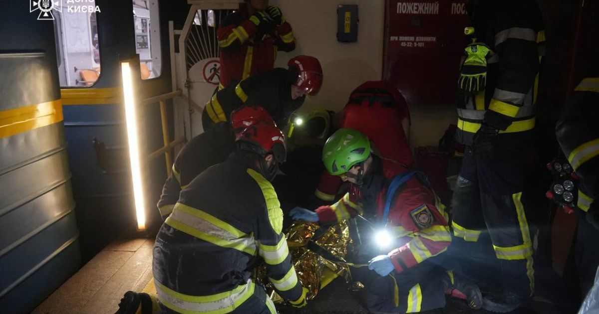 Пассажира извлекли из-под четвертого вагона поезда метро Фото: ГСЧС