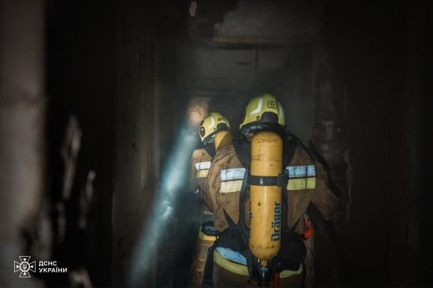 Рятувальники продовжують розбирати завали багатоповерхівки в Харкові / © ДСНС