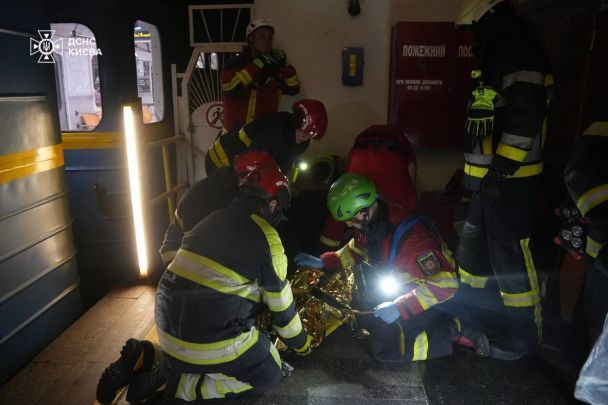 Пасажира дістали з-під потяга метро на станції 