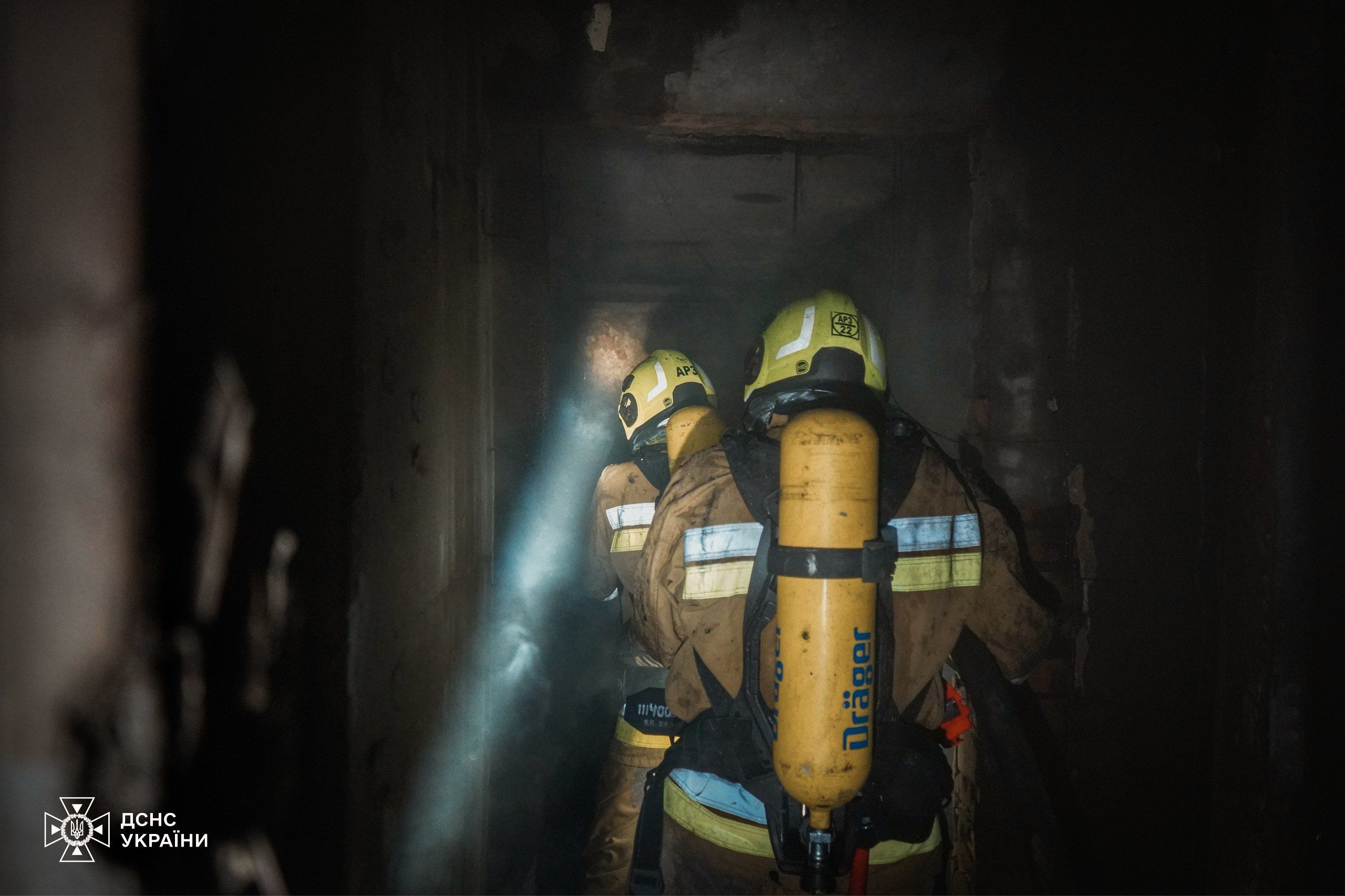 I soccorritori continuano a smantellare le macerie di un grattacielo a Kharkiv / © DSNS