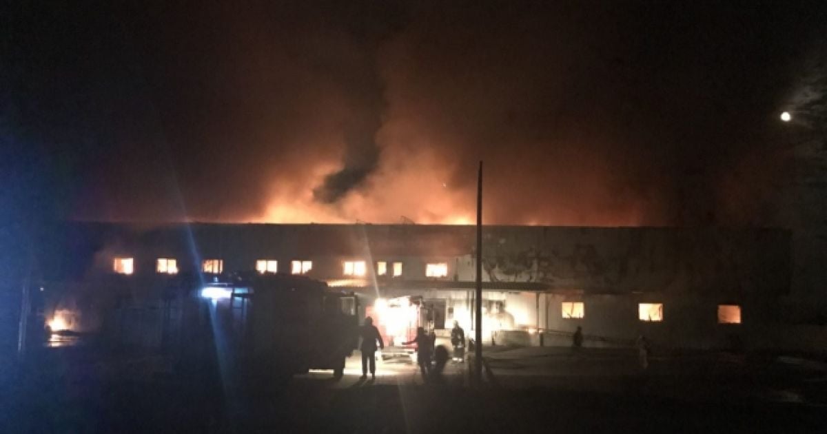В Мукачево масштабно горит отделение "Новой почты", взрывы слышал весь город