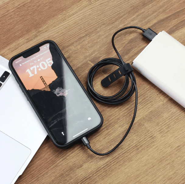 Зарядка телефону / © Фото з відкритих джерел