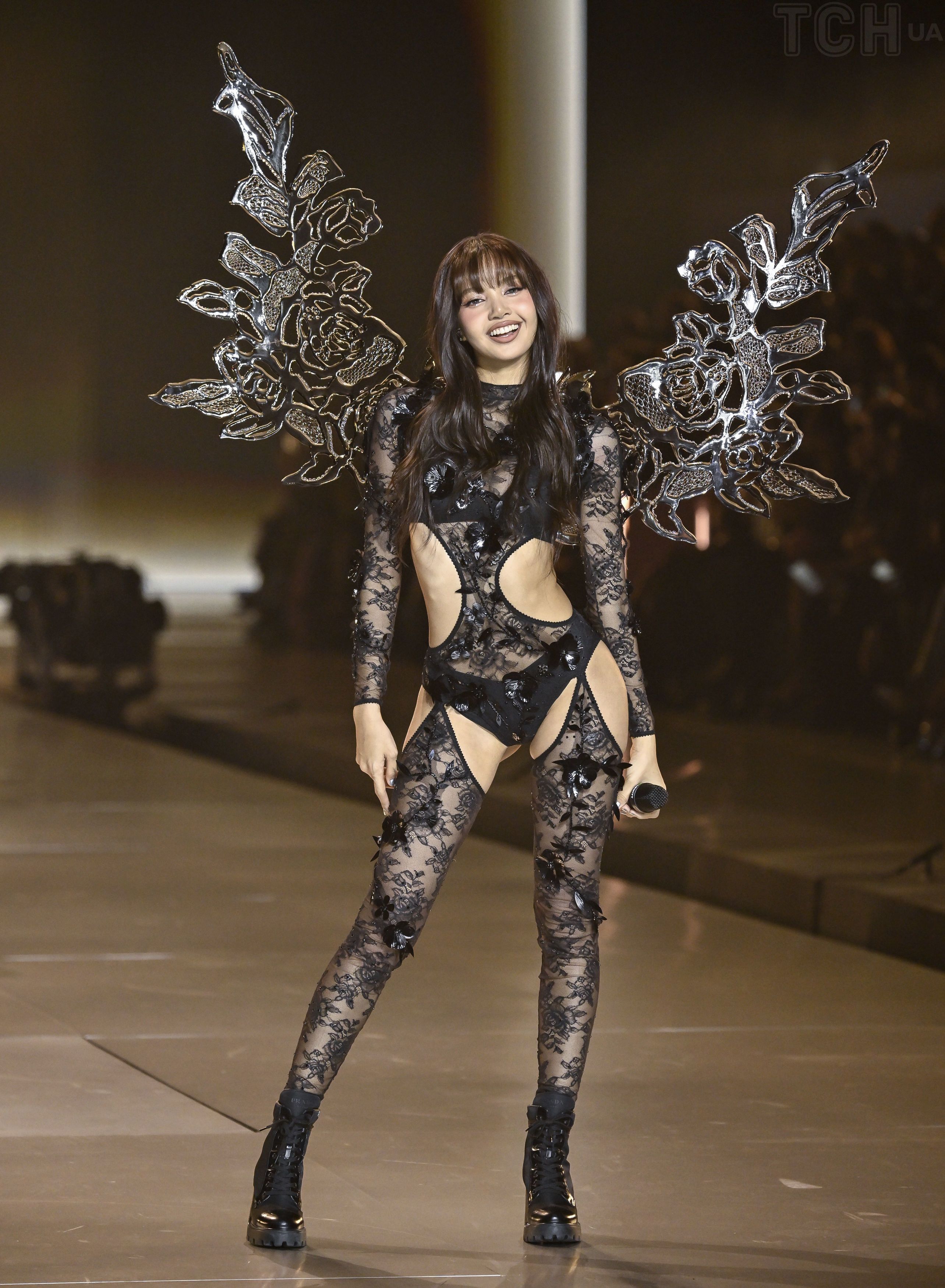 LiSA LiSA з BLACKPINK грандіозно виступила на шоу Victoria's Secret у